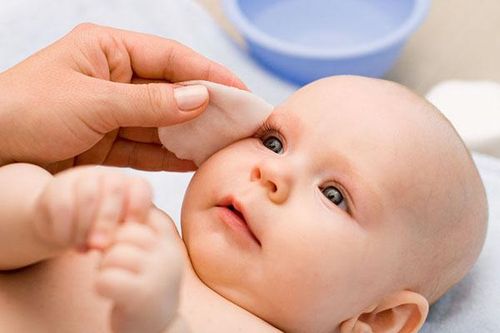 Chăm sóc làn da của bé đúng cách trong mùa hè