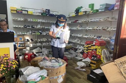 Phát hiện 2 cơ sở kinh doanh hàng hóa không rõ nguồn gốc