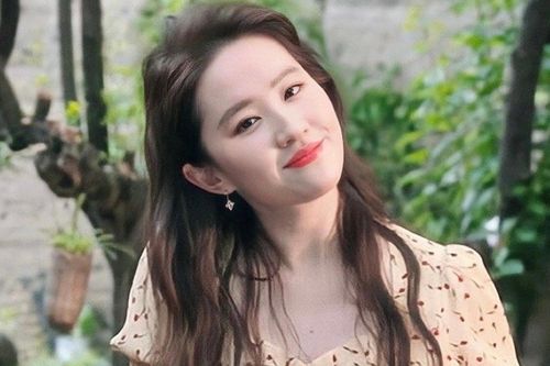 Lưu Diệc Phi khiến fan cười ngất vì cách selfie khác lạ, không ngại đọ sắc với đàn em kém 20 tuổi
