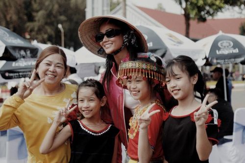 Hoa hậu H'Hen Niê đội nắng, phơi da để tổng duyệt 'Lễ hội đường phố' cùng hơn 2000 người