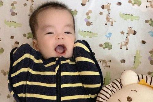 Con ngủ ngày thức đêm, mẹ áp dụng 1 cách giúp bé ngủ một mạch tới sáng