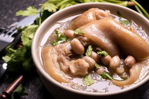 Ăn nhiều móng giò có đúng là khiến mẹ dồi dào sữa hay không?