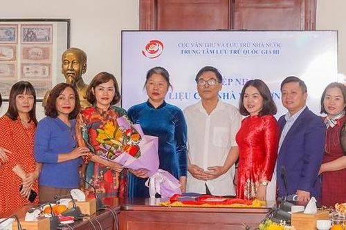 Gia đình nhà văn Sơn Tùng trao tặng hơn 1.000 tài liệu về Bác Hồ và lãnh đạo Đảng, Nhà nước