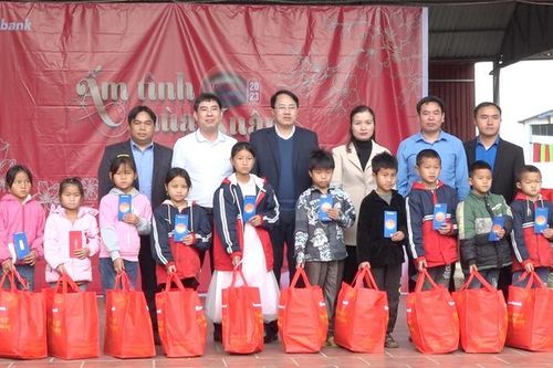 100 phần quà tặng học sinh Si Ma Cai