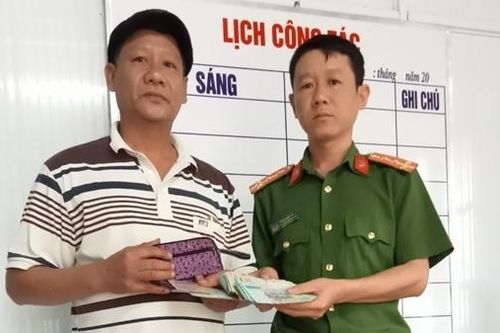 Công an xã tìm kiếm người đánh rơi tài sản để trao trả lại