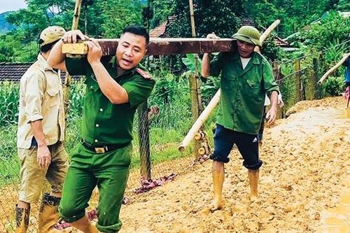 Vượt sông, băng rừng đến với bà con Đan Lai