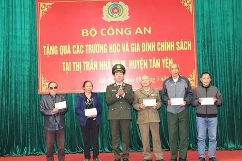 Bộ Công an tặng quà trường học, gia đình chính sách ở Bắc Giang