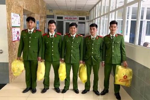 5 CBCS Công an hiến máu cứu sống bệnh nhân mổ não