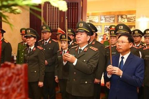 Lãnh đạo Bộ Công an báo công dâng Bác tại Khu lưu niệm Sáu điều Bác Hồ dạy CAND