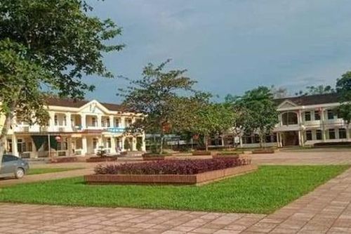 Nam sinh lớp 7 rơi từ tầng 2 trường học phải nhập viện
