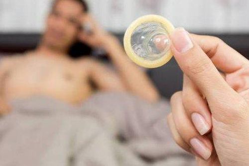 Bao cao su bị tuột một nửa hoặc tuột hoàn toàn có sao không?