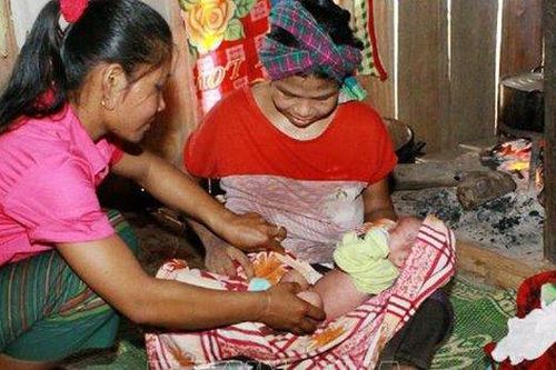 Khóc – cười chuyện đỡ đẻ của cô đỡ thôn bản
