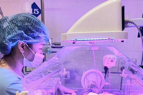 Nghệ An nuôi sống bé sinh non 24 tuần tuổi, nặng vỏn vẹn 700 gram