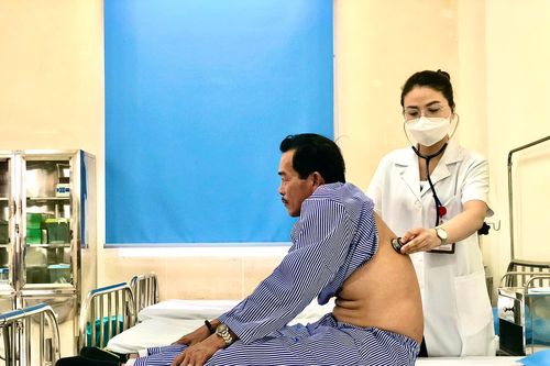 Hà Nội: Người đàn ông bị sốc phản vệ sau khi ăn lòng lợn, tiết canh