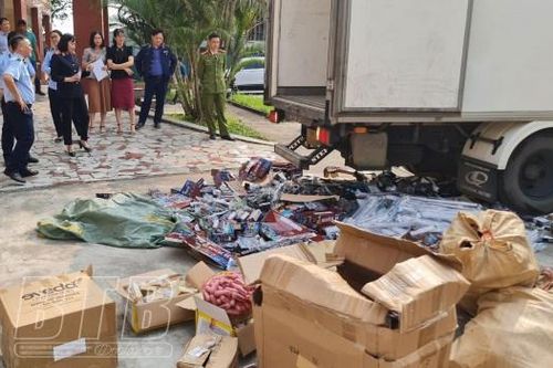 Thái Bình: Tiêu hủy hàng nghìn sản phẩm 'lậu'