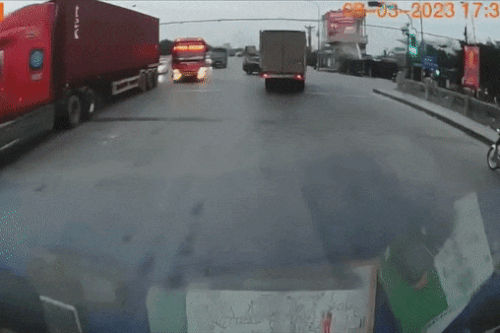 Xe con qua đường ẩu khiến xe tải đâm thẳng vào nhà dân