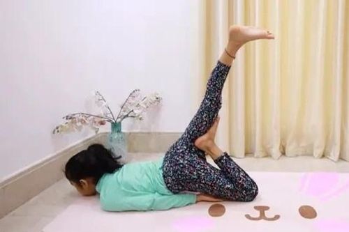 Huấn luyện viên yoga trẻ nhất thế giới mới 7 tuổi