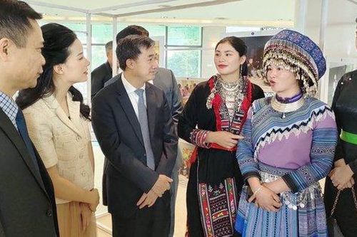 Chung tay thực hiện chính sách hỗ trợ cô đỡ thôn bản