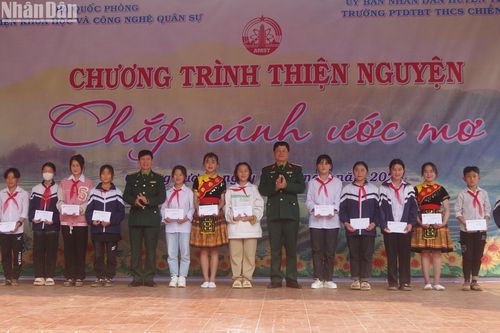 Tặng học bổng và máy vi tính cho học sinh biên giới Sơn La