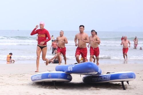 Ông già cứu hộ người Úc huấn luyện kỹ năng cho Đội cứu hộ biển Đà Nẵng