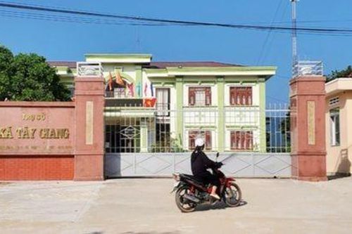 Dân tố lãnh đạo xã 'bán chui' gạo cứu đói