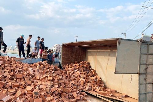 Lật xe tải chở gạch, 1 người tử vong, 3 phụ nữ nhập viện cấp cứu