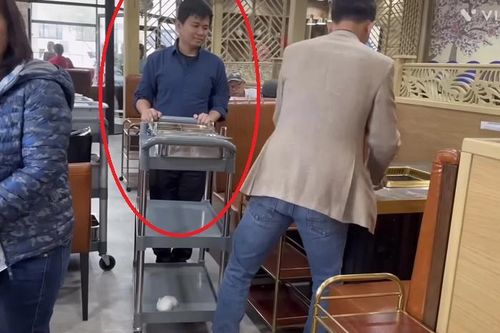 Đến quán lẩu của Khoa Pug, Vương Phạm xuất hiện với vai trò lạ