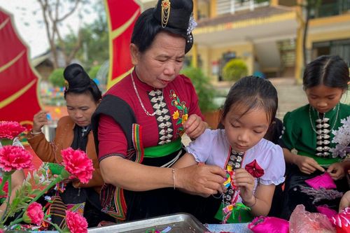 Đưa văn hóa dân tộc vào trường học