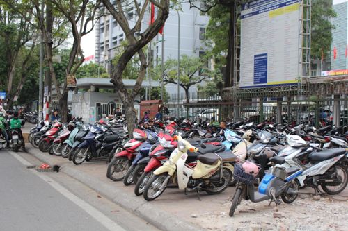 Hà Nội: Giành lại vỉa hè nhưng 'quên' cổng trường