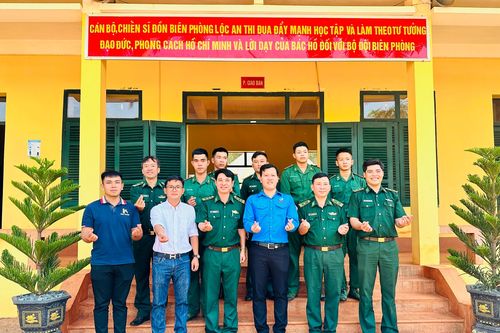 Trao tặng công trình hưởng ứng Tháng Thanh niên 2023