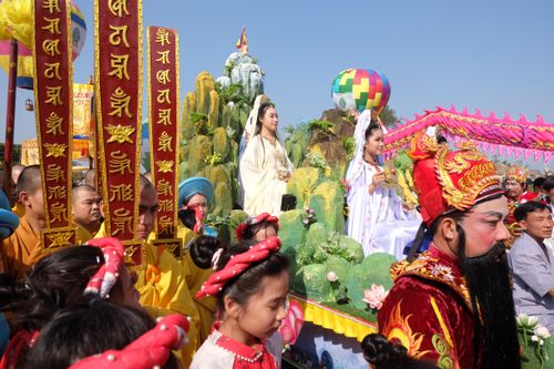 Hàng ngàn người chen chân dự lễ hội Quán Thế Âm - Ngũ Hành Sơn