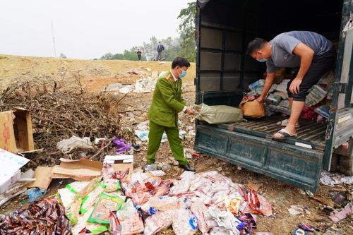 Hà Giang tiêu hủy hơn 7 tạ thực phẩm không rõ nguồn gốc