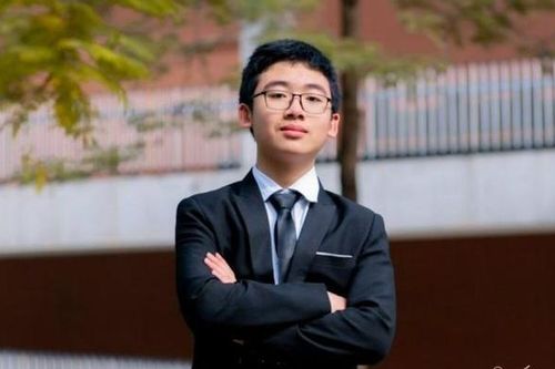 Nam sinh trường chuyên Khoa học tự nhiên nhận 2 giải gương mặt trẻ tiêu biểu
