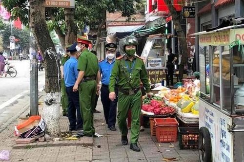 'Cuộc chiến' giành vỉa hè