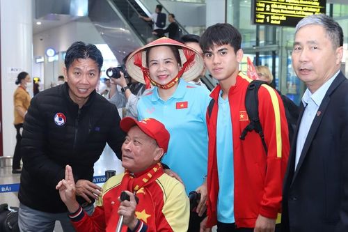 Người hâm mộ đi xe lăn chào đón U20 Việt Nam