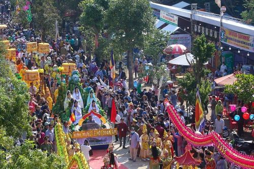 'Biển người' chen chân dự lễ hội Quán Thế Âm 2023