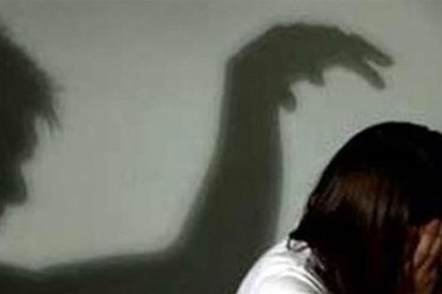 Tạm giữ gã đàn ông khoan tường để nhìn trộm phòng tắm nhà hàng xóm