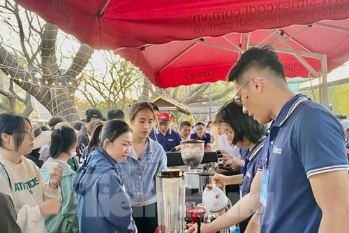 Đông nghịt khách đến Buôn Ma Thuột uống cà phê miễn phí