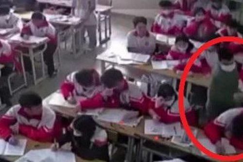 Thầy giáo dùng tay tát liên tiếp vào đầu học sinh