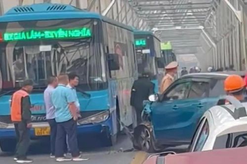 Ô tô con va chạm với xe buýt trên cầu Chương Dương, giao thông ùn tắc