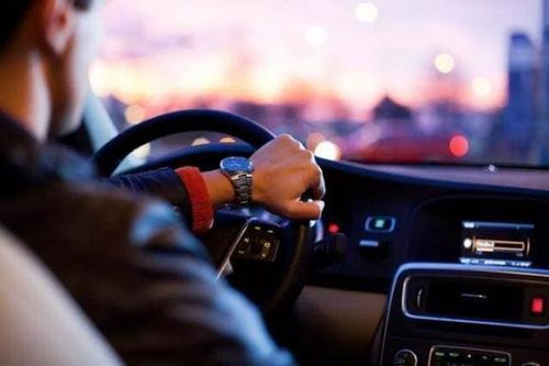 Nhìn tư thế cầm vô lăng đoán tính cách chủ xe