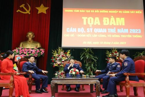 Tọa đàm cán bộ, sĩ quan trẻ đoàn kết, lập công, tô hồng truyền thống