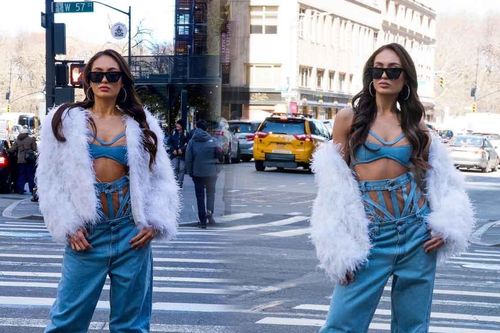 Đương kim Miss Universe khoe dáng trên đường phố New York: Đứng một mình vẫn tỏa sáng
