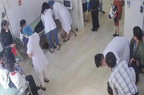 Ăn loại quả rụng ở sân trường, 11 học sinh phải nhập viện khẩn