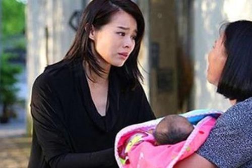 Phát hiện trẻ sơ sinh đặt trước cổng nhà, tôi quyết nhận nuôi dù đã có 2 con