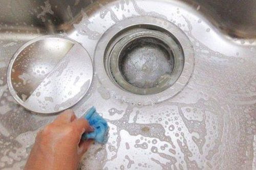 Làm sạch bồn rửa bát đúng cách