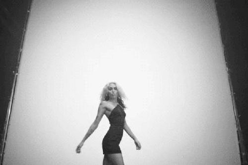 Miley Cyrus tung MV mới: Lời bài hát ẩn dụ 18+