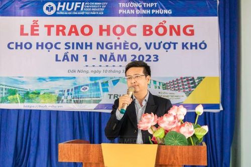 HUFI: Trao học bổng cho các em học sinh khó khăn, vượt khó tại Trường THPT Phan Đình Phùng, Đắk Nông