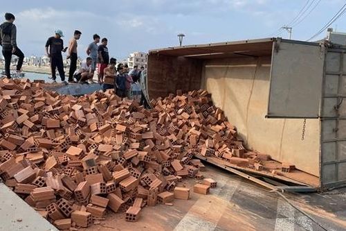 Xe tải chở gạch mất thắng, 4 người thương vong