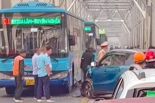Xe buýt và ô tô con va chạm, cầu Chương Dương kẹt cứng